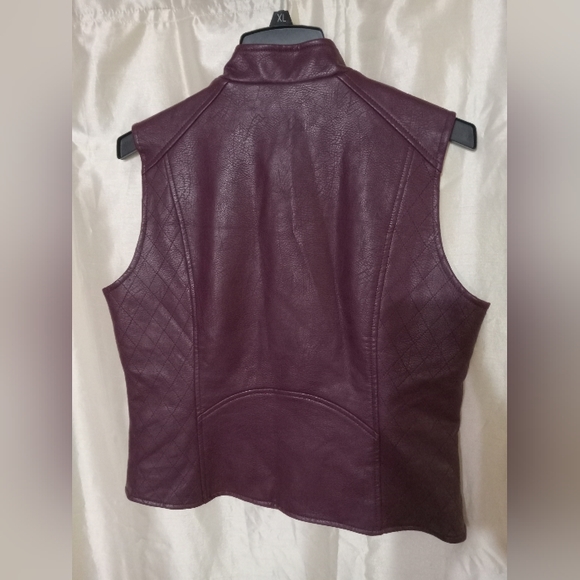 Faux leather, vest w/zippered pockets. Burgundy size XL - Picture 2 of 4